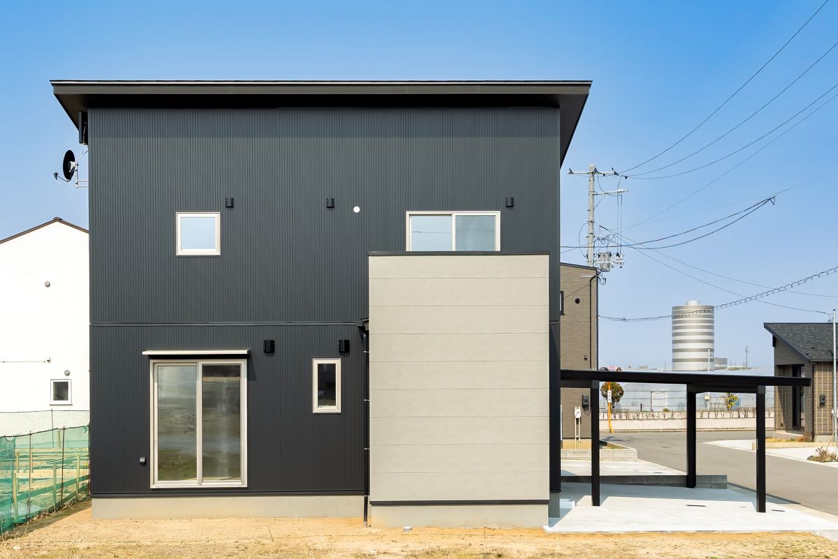 クールな外観と白で叶える家